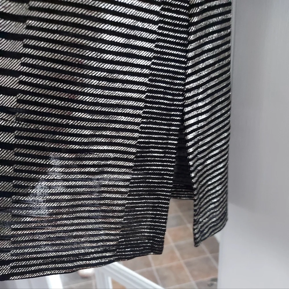 Black and Silver Top Or Tunic. - Picture 4 of 6